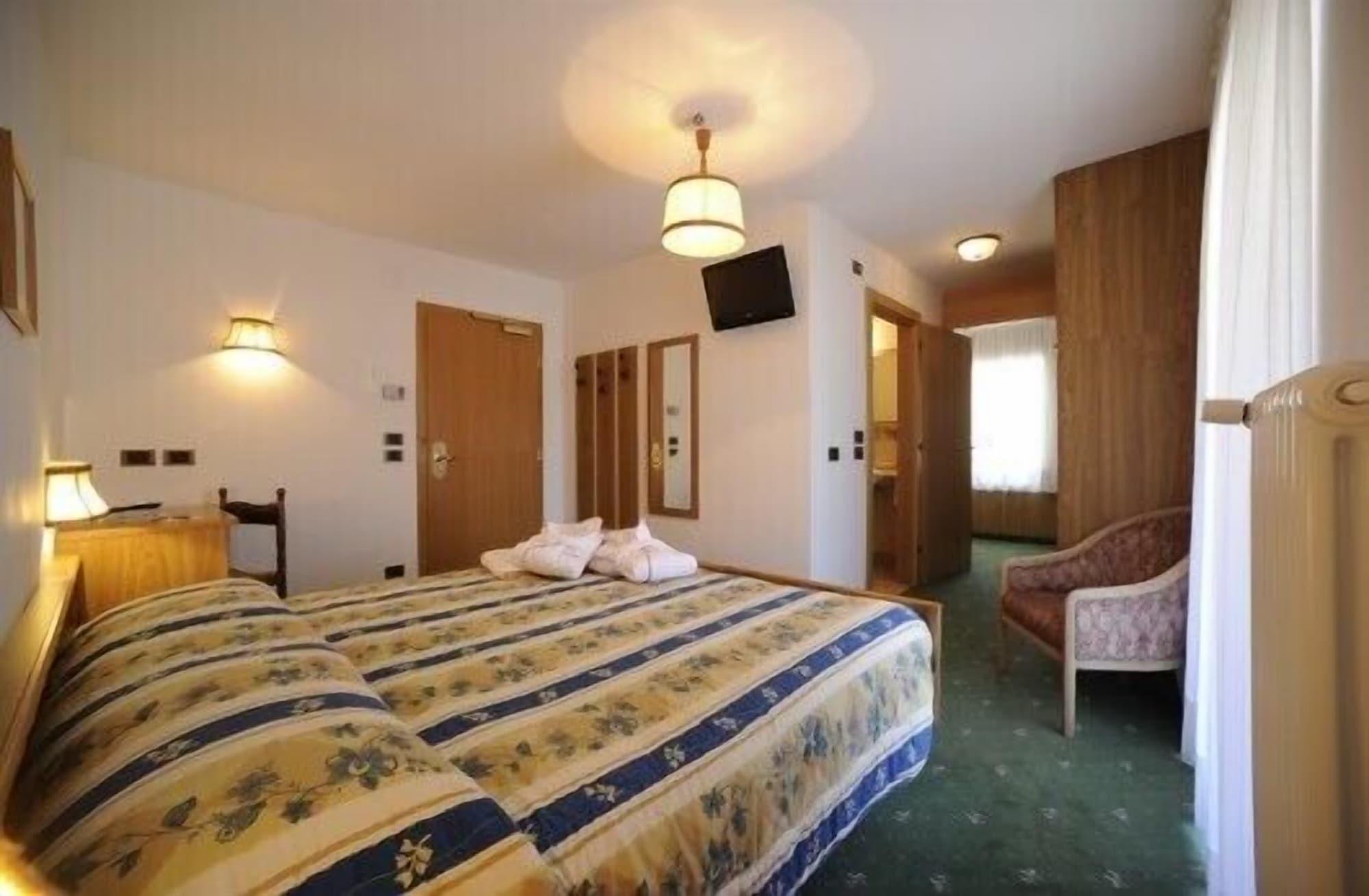 פוצה די פאסה Hotel Arnika מראה חיצוני תמונה